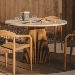 Kave Home Ronde Eettafel 'Alcaufar' Cement en Teakhout, 120cm, kleur Wit