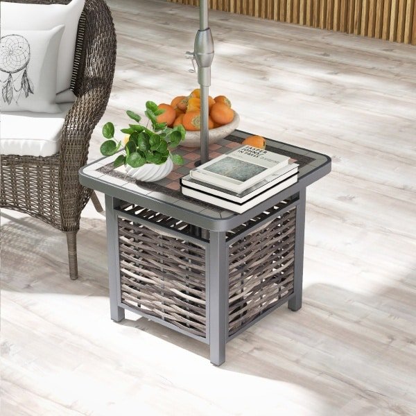 PE Rotan Buiten Bijzettafel 55cm Vierkante Tafel voor All-Weather Patio Hars Tafelblad Parasolgat Metalen Frame Salontafel