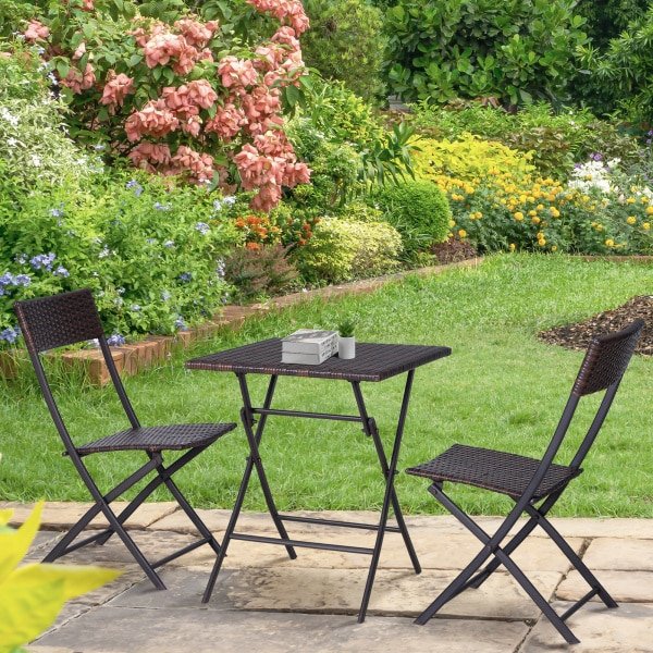 Outsunny 3-Delig Poly-Rotan Bistro Zitgroep Tafel Stoel Set Tuinset UV-Water-Roestbestendig Opvouwbaar Koffiebruin Binnen Buiten Compact | Aosom.nl