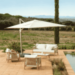 Kave Home Loungeset Sirte Met 3-zitsbank, 2 fauteuils en tafel - Ecru/Houtlook